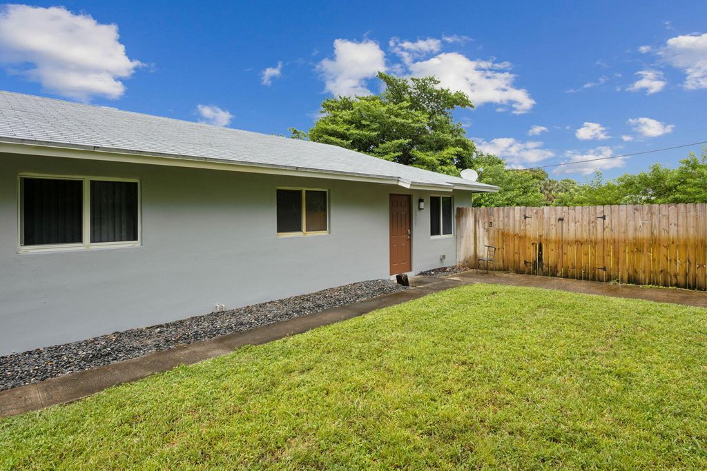 2227 NE 3rd Avenue 2, Delray Beach, FL 33444