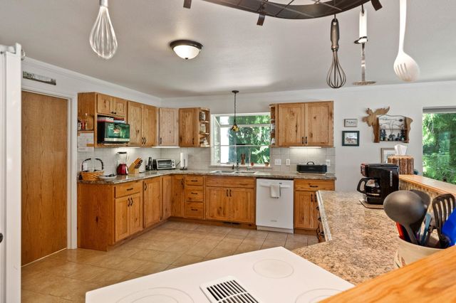 2876 Deep Lake South Shore Rd, Colville, WA 99114