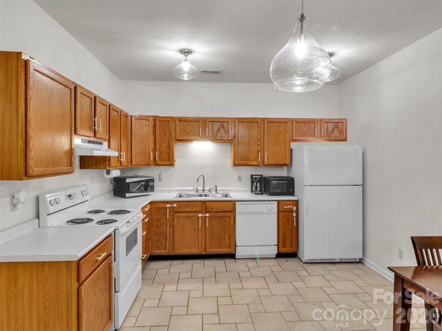 132 Aldersgate Road, Waynesville, NC 28786