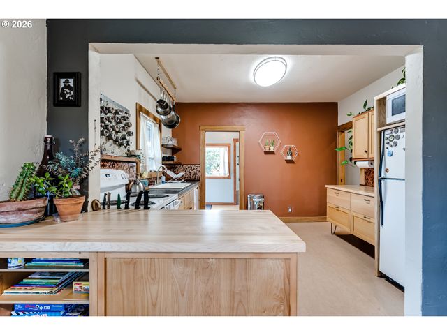 104 HOLEMAN Ave, Eugene, OR 97404