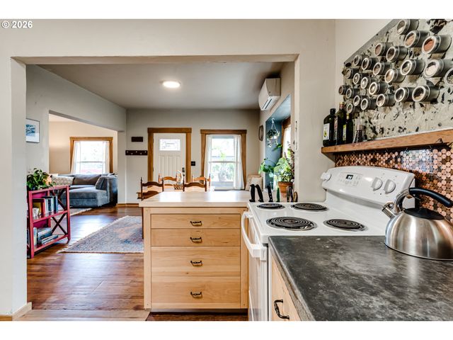 104 HOLEMAN Ave, Eugene, OR 97404