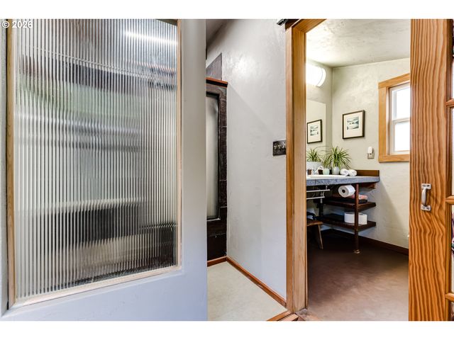 104 HOLEMAN Ave, Eugene, OR 97404