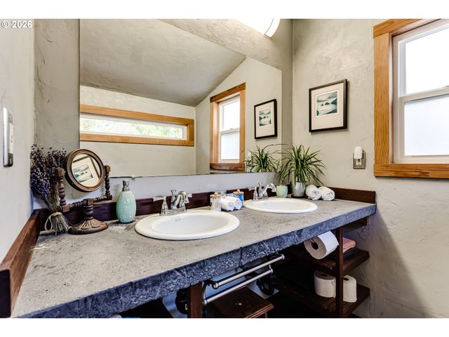 104 HOLEMAN Ave, Eugene, OR 97404