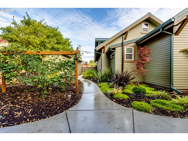 104 HOLEMAN Ave, Eugene, OR 97404