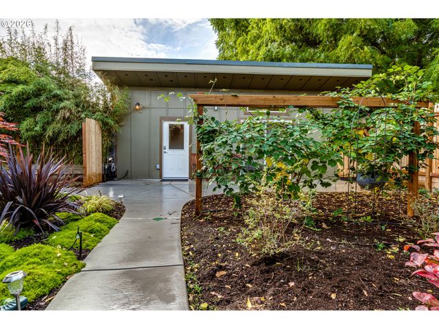 104 HOLEMAN Ave, Eugene, OR 97404