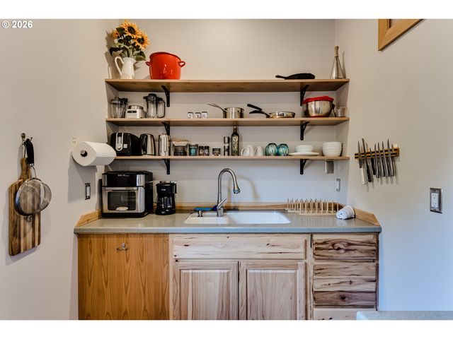 104 HOLEMAN Ave, Eugene, OR 97404