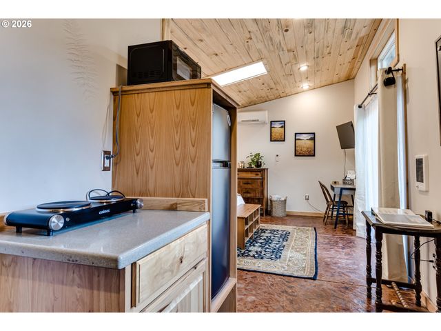 104 HOLEMAN Ave, Eugene, OR 97404