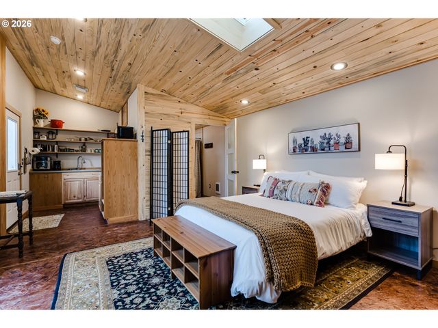 104 HOLEMAN Ave, Eugene, OR 97404