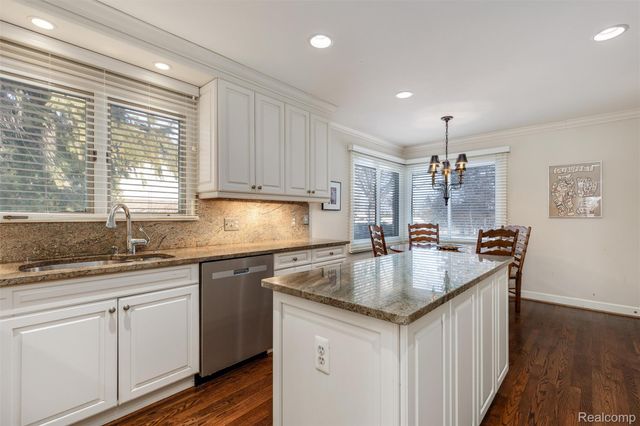 4260 Wabeek Lake Drive S, West Bloomfield Charter Township, MI 48302