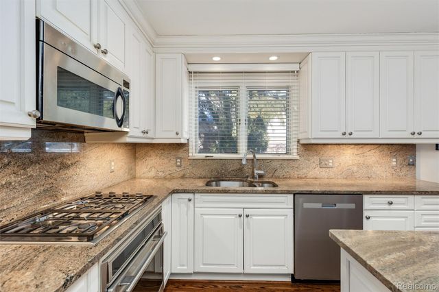 4260 Wabeek Lake Drive S, West Bloomfield Charter Township, MI 48302