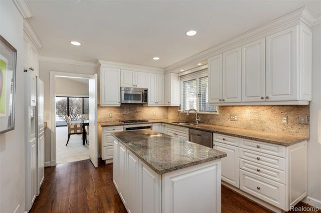 4260 Wabeek Lake Drive S, West Bloomfield Charter Township, MI 48302