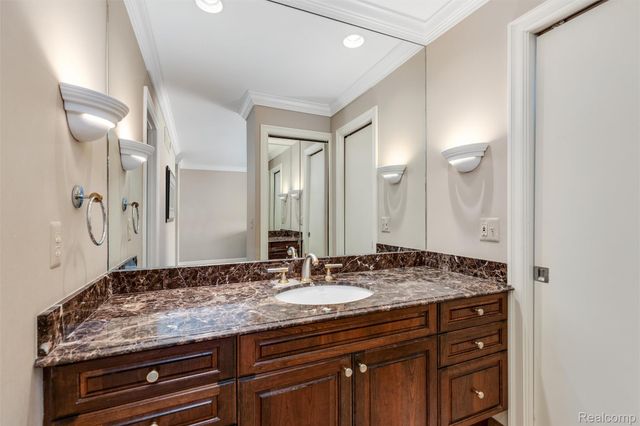 4260 Wabeek Lake Drive S, West Bloomfield Charter Township, MI 48302