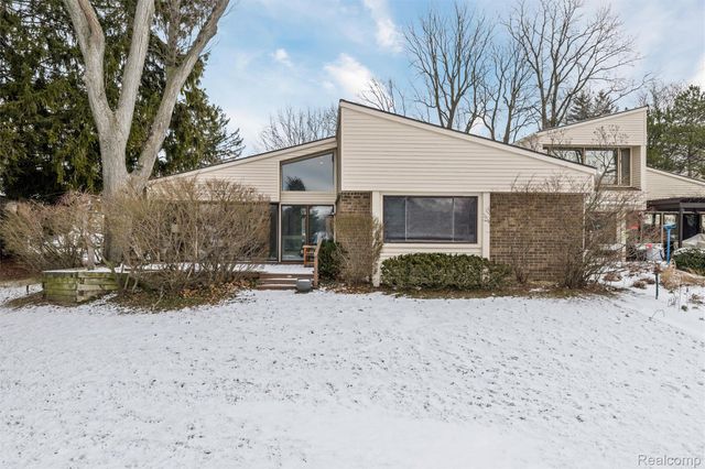 4260 Wabeek Lake Drive S, West Bloomfield Charter Township, MI 48302