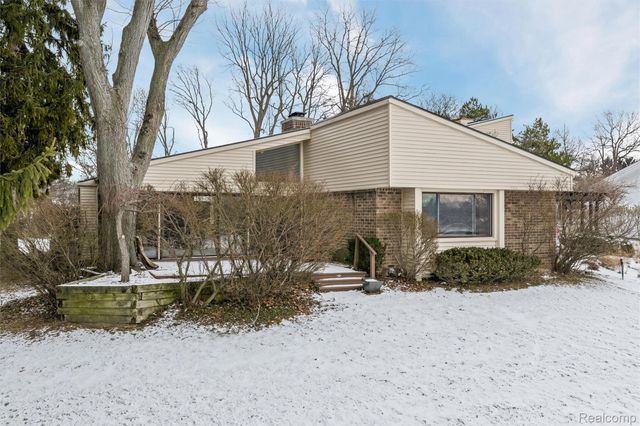 4260 Wabeek Lake Drive S, West Bloomfield Charter Township, MI 48302