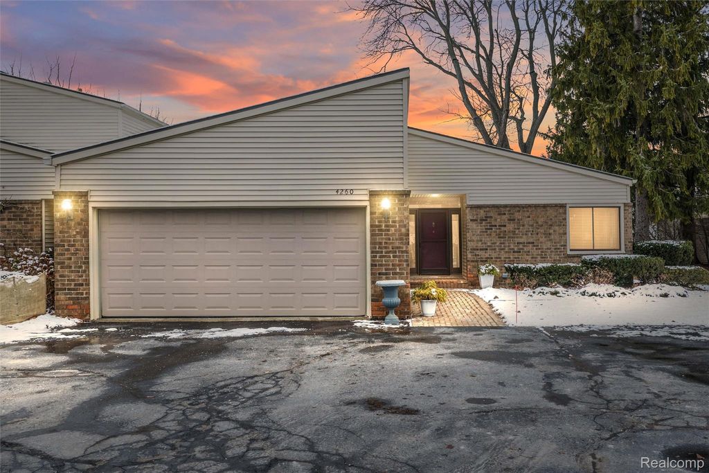 4260 Wabeek Lake Drive S, West Bloomfield Charter Township, MI 48302