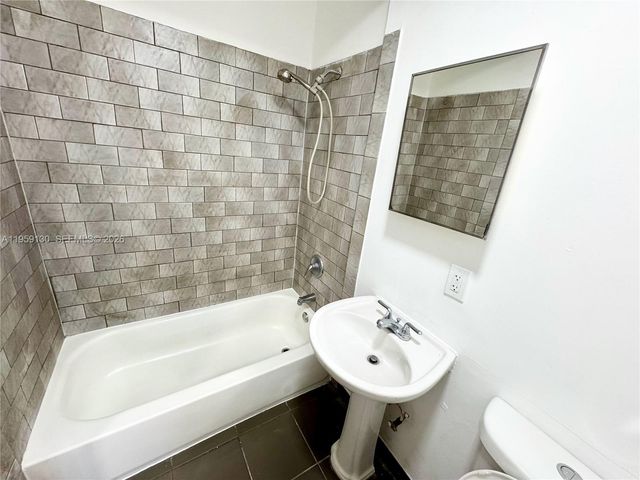 7528 NE 3rd Ct, Miami, FL 33138