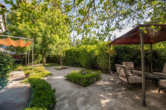 1292 E Le Parc Drive, Fresno, CA 93720