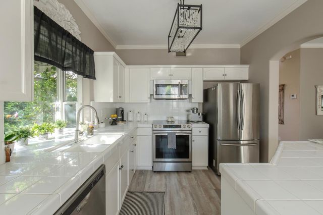 1292 E Le Parc Drive, Fresno, CA 93720