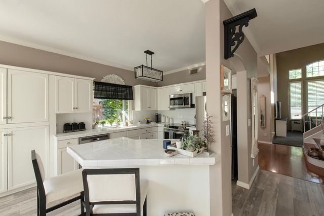 1292 E Le Parc Drive, Fresno, CA 93720
