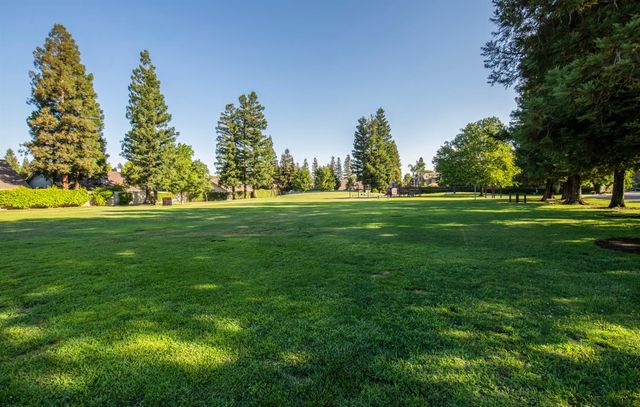 1292 E Le Parc Drive, Fresno, CA 93720