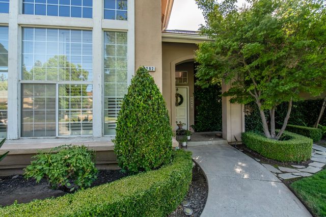 1292 E Le Parc Drive, Fresno, CA 93720