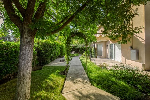 1292 E Le Parc Drive, Fresno, CA 93720