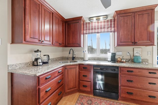 202 Torrey Ln Ext 202, Holden, MA 01520