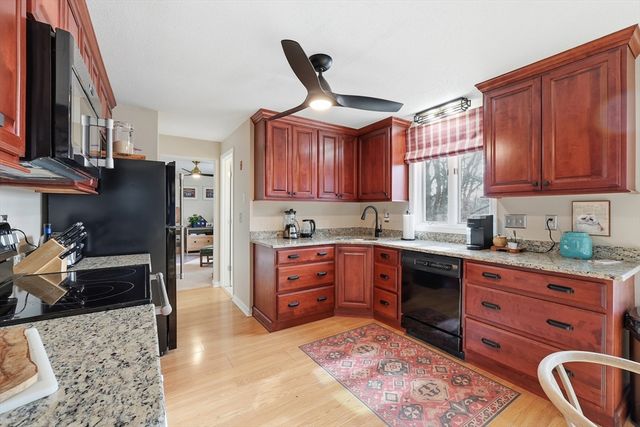 202 Torrey Ln Ext 202, Holden, MA 01520