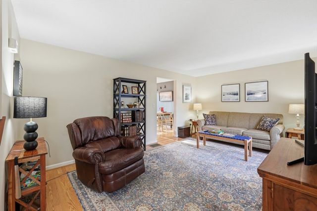 202 Torrey Ln Ext 202, Holden, MA 01520