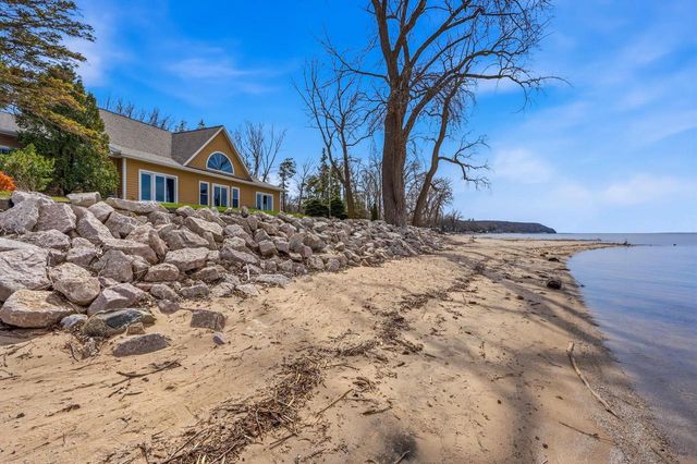 6121 SANDY, Luxemburg, WI 54217