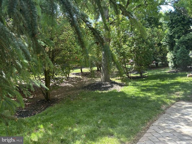 46 RAMPART DR, Chesterbrook, PA 19087