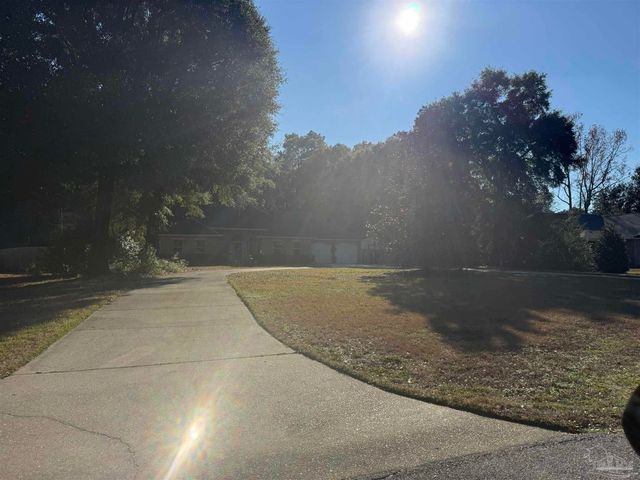 5216 Crystal Creek Dr, Pace, FL 32571