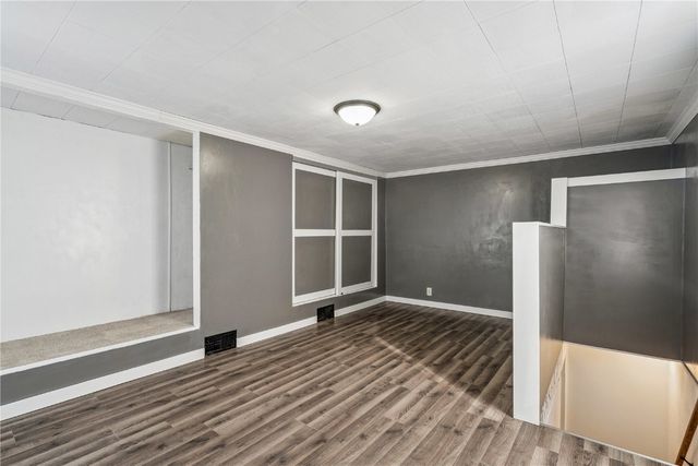 316 E Washington Street, Center Point, IA 52213