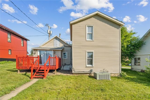 316 E Washington Street, Center Point, IA 52213