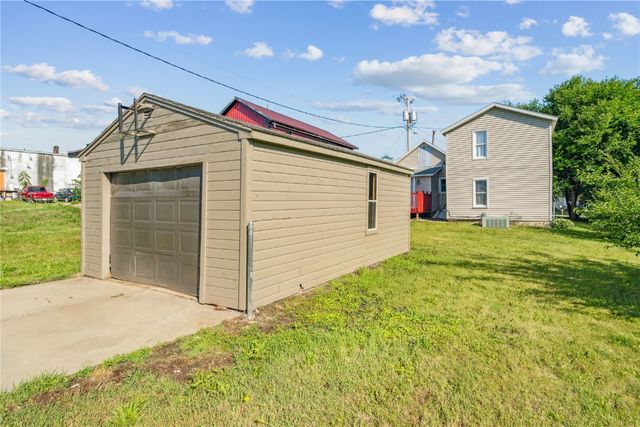 316 E Washington Street, Center Point, IA 52213