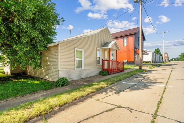 316 E Washington Street, Center Point, IA 52213