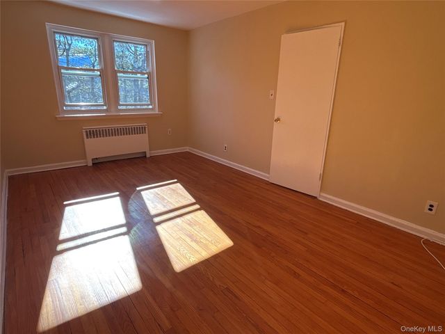 25 Dolphin Green G2C, Port Washington, NY 11050