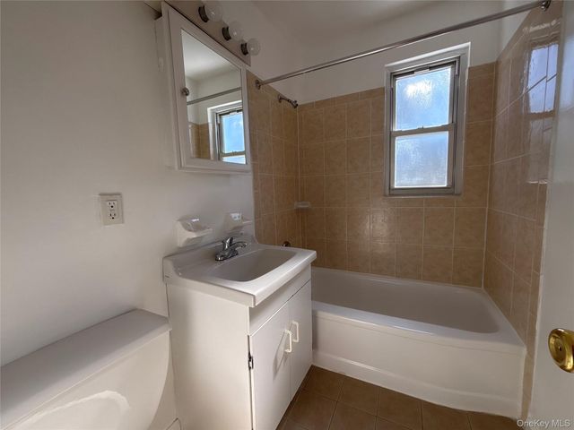 25 Dolphin Green G2C, Port Washington, NY 11050