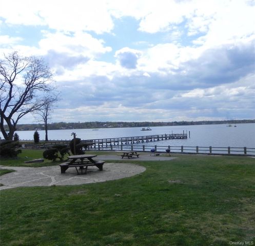 25 Dolphin Green G2C, Port Washington, NY 11050