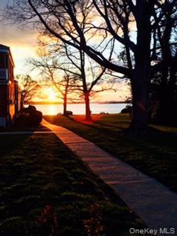 25 Dolphin Green G2C, Port Washington, NY 11050