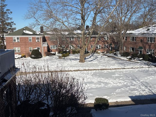 25 Dolphin Green G2C, Port Washington, NY 11050