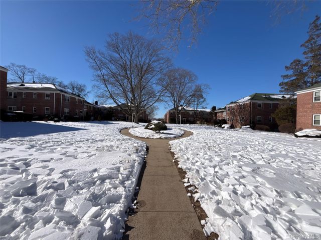 25 Dolphin Green G2C, Port Washington, NY 11050