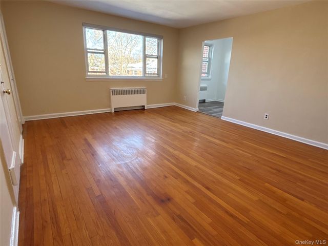 25 Dolphin Green G2C, Port Washington, NY 11050