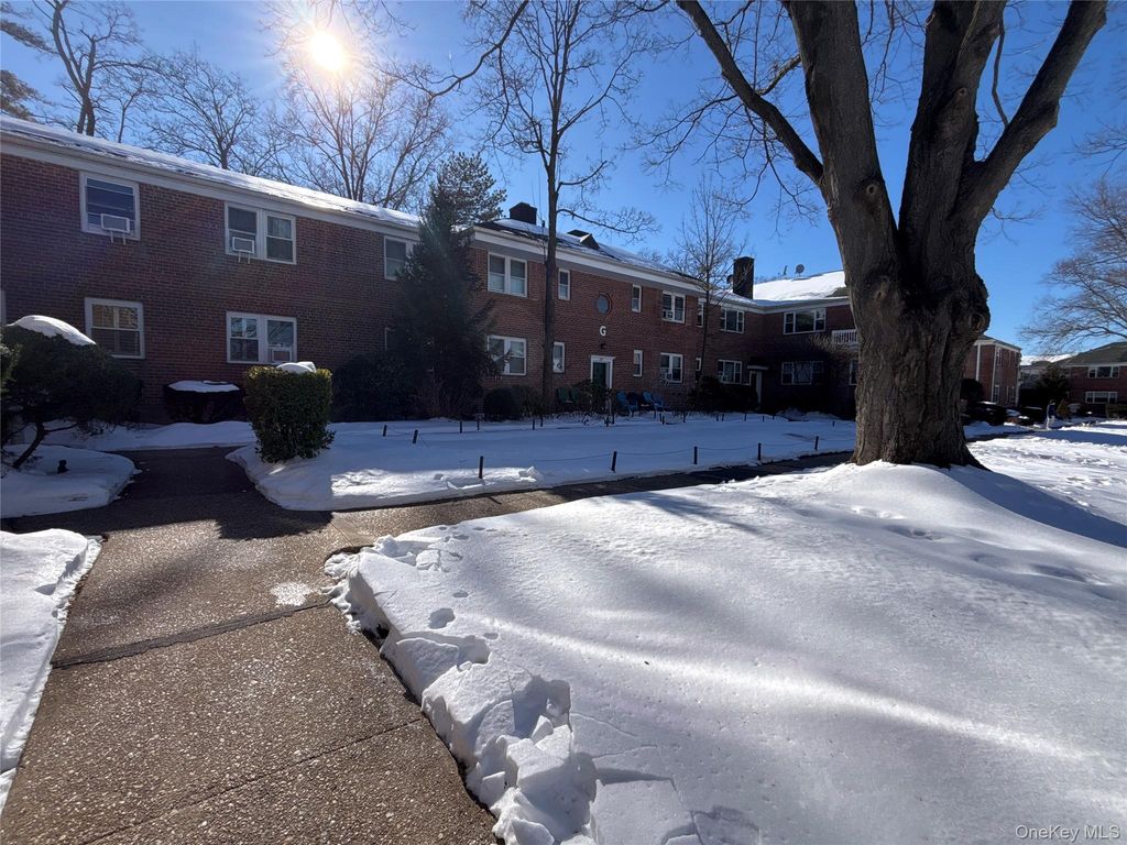 25 Dolphin Green G2C, Port Washington, NY 11050