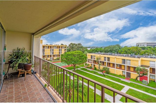 9240 Fontainebleau Blvd 506, Miami, FL 33172