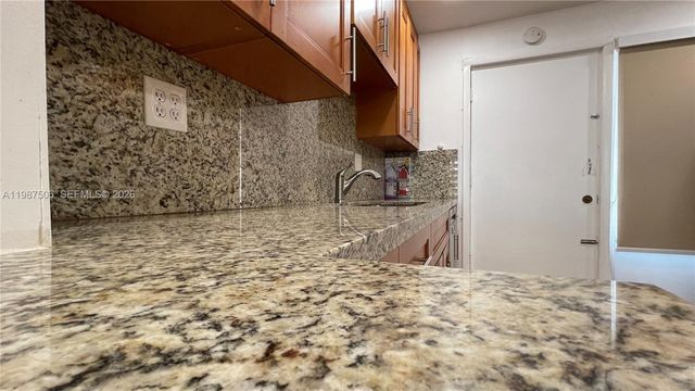 9240 Fontainebleau Blvd 506, Miami, FL 33172