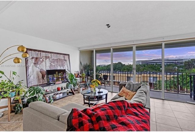 9240 Fontainebleau Blvd 506, Miami, FL 33172