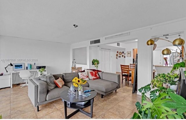 9240 Fontainebleau Blvd 506, Miami, FL 33172