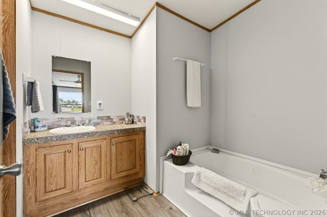 5860 W 573 Road, Chouteau, OK 74337