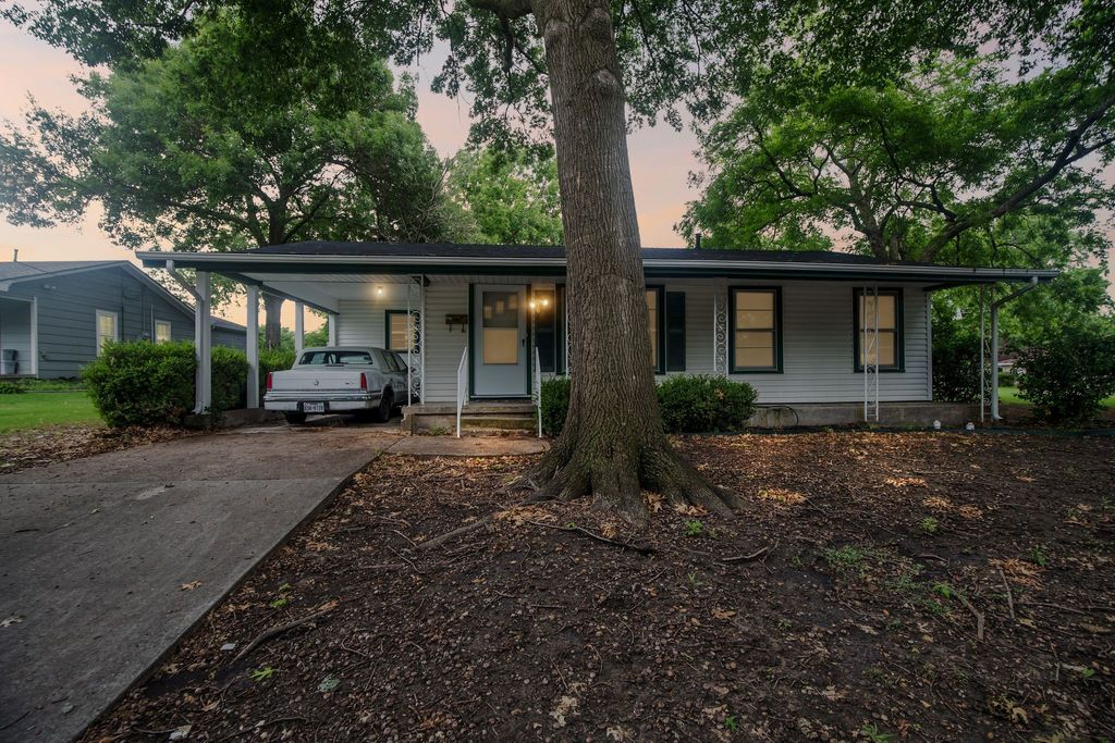 307 Pendleton Street, Farmersville, TX 75442